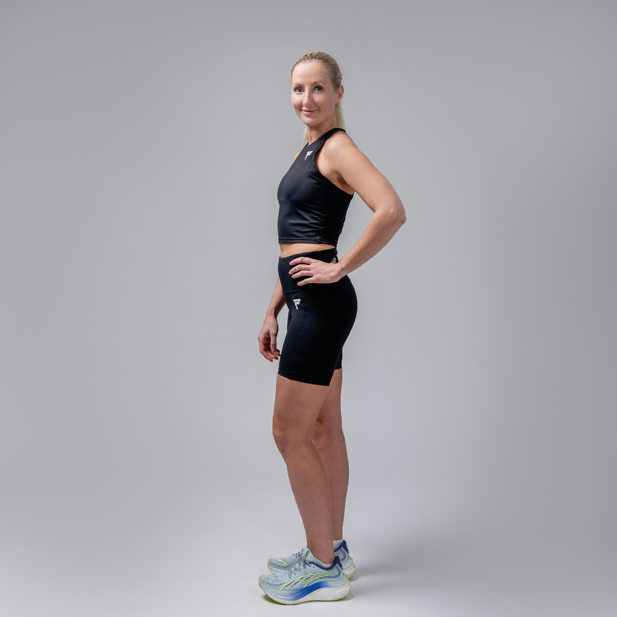 HIGH-WAISTED SHORTS BLACK